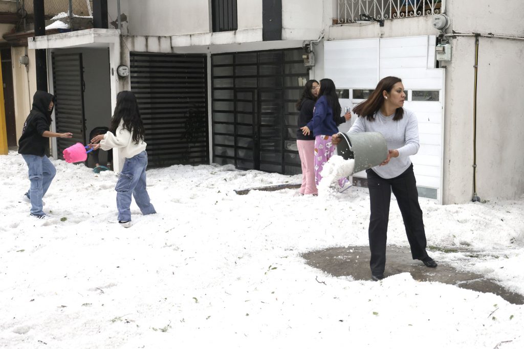 Tras la fuerte granizada en Puebla capital, el Gobierno del Estado activó operativos de auxilio en las zonas afectadas