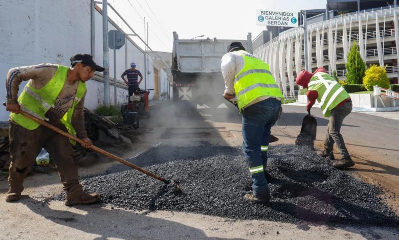 Pepe Chedraui supervisa bacheo en San Jerónimo Caleras para agilizar movilidad