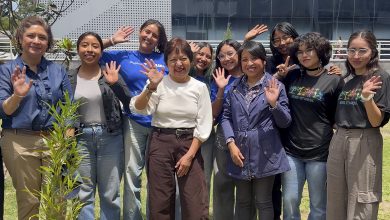 Estudiantes y docentes de la Facultad de Ciencias Biológicas de la BUAP posan junto a una planta nativa durante la jornada de arborización Plantando Futuro 2026