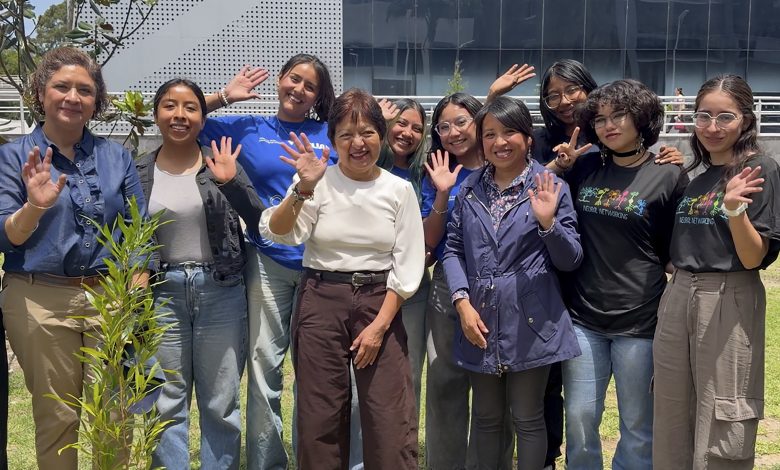 Estudiantes y docentes de la Facultad de Ciencias Biológicas de la BUAP posan junto a una planta nativa durante la jornada de arborización Plantando Futuro 2026