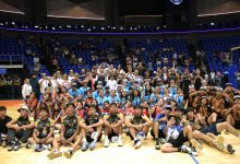 Participantes y autoridades del Torneo de Voleibol Sub-18 "Por amor a Puebla" posan en la cancha de la Arena BUAP al término de la ceremonia de premiación.