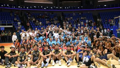 Participantes y autoridades del Torneo de Voleibol Sub-18 "Por amor a Puebla" posan en la cancha de la Arena BUAP al término de la ceremonia de premiación.