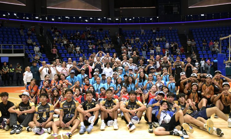 Participantes y autoridades del Torneo de Voleibol Sub-18 "Por amor a Puebla" posan en la cancha de la Arena BUAP al término de la ceremonia de premiación.