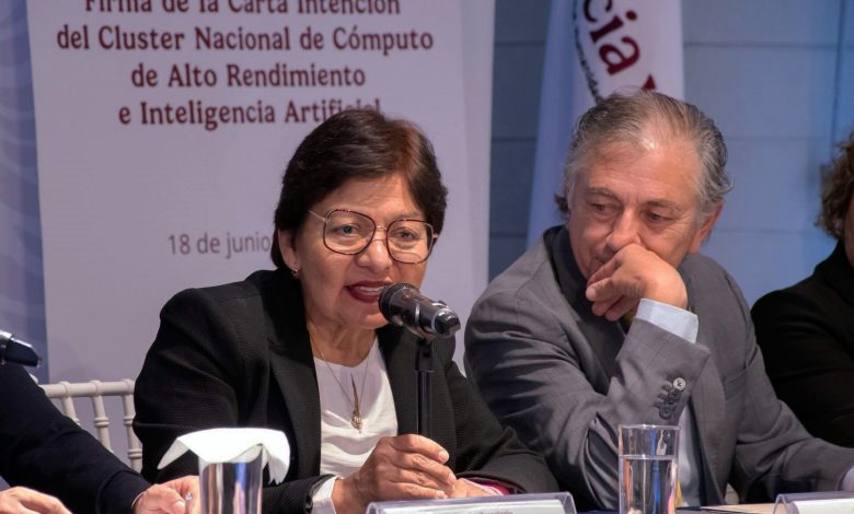 Rectora de la BUAP Lilia Cedillo Ramírez durante la firma de la Carta de Intención del Clúster Nacional de Cómputo de Alto Rendimiento e Inteligencia Artificial