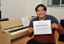 Daniel Jiménez García, compositor del CCU-BUAP, muestra el reconocimiento del Congreso de Puebla por su partitura conmemorativa del 495 aniversario de la ciudad.