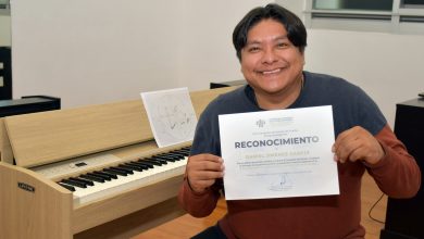 Daniel Jiménez García, compositor del CCU-BUAP, muestra el reconocimiento del Congreso de Puebla por su partitura conmemorativa del 495 aniversario de la ciudad.