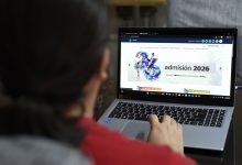 Aspirante consulta el portal de Admisión 2026 de la BUAP en una laptop