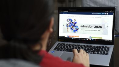 Aspirante consulta el portal de Admisión 2026 de la BUAP en una laptop
