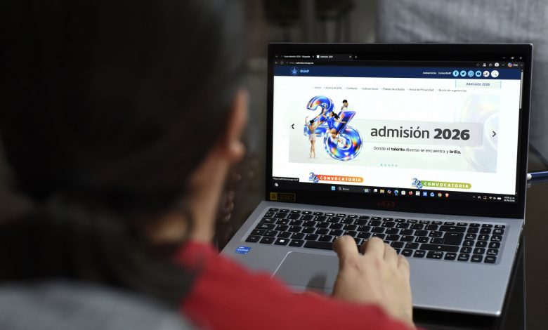 Aspirante consulta el portal de Admisión 2026 de la BUAP en una laptop