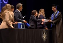 Rectora de la BUAP entrega diploma a egresado del Complejo Regional Centro en ceremonia de graduación