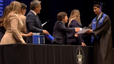 Rectora de la BUAP entrega diploma a egresado del Complejo Regional Centro en ceremonia de graduación