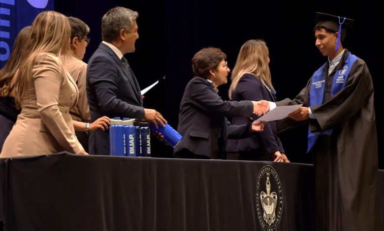 Rectora de la BUAP entrega diploma a egresado del Complejo Regional Centro en ceremonia de graduación