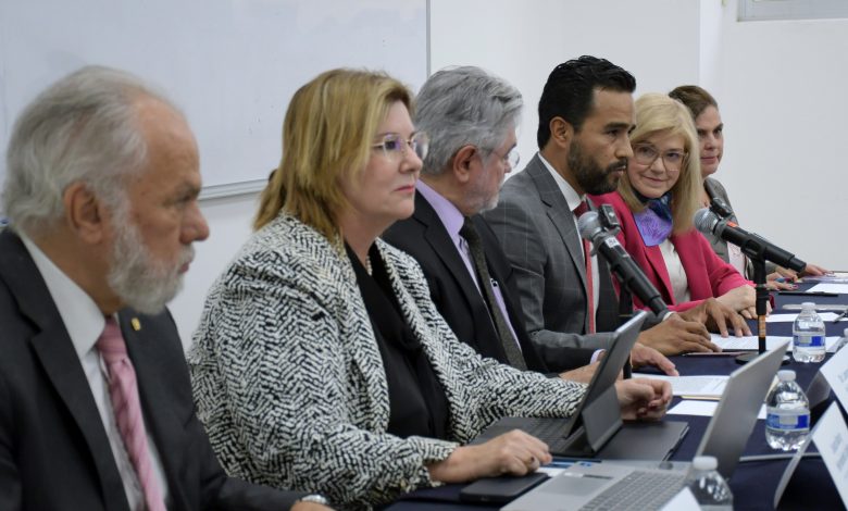 Ponentes de la Cátedra Internacional de Derechos Humanos durante la primera conferencia en el ICGDE de la BUAP