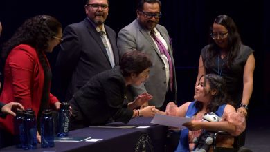 Rectora de la BUAP entrega diploma a alumna en silla de ruedas durante ceremonia de graduación de la preparatoria Emiliano Zapata.