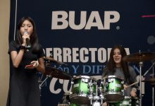 Estudiantes universitarias de la BUAP tocan batería y cantan en el primer Tu Jueves de Talento Universitario en la Casa de las Bóvedas