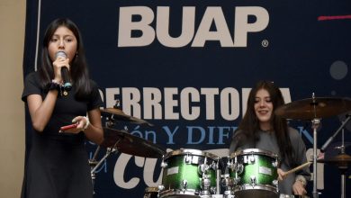 Estudiantes universitarias de la BUAP tocan batería y cantan en el primer Tu Jueves de Talento Universitario en la Casa de las Bóvedas