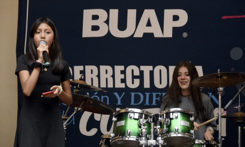 Estudiantes universitarias de la BUAP tocan batería y cantan en el primer Tu Jueves de Talento Universitario en la Casa de las Bóvedas