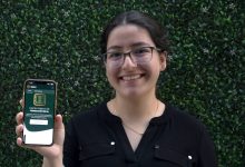Estudiante universitaria muestra en su celular la plataforma del Centro Público de Formación en Inteligencia Artificial (CPFIA)