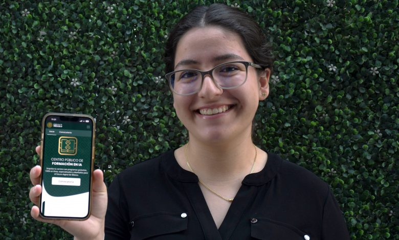 Estudiante universitaria muestra en su celular la plataforma del Centro Público de Formación en Inteligencia Artificial (CPFIA)