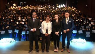 Rectora Lilia Cedillo Ramírez y autoridades del Bachillerato Internacional 5 de Mayo de la BUAP en ceremonia de graduación de la Generación 2023-2026, en el Teatro del CCU.