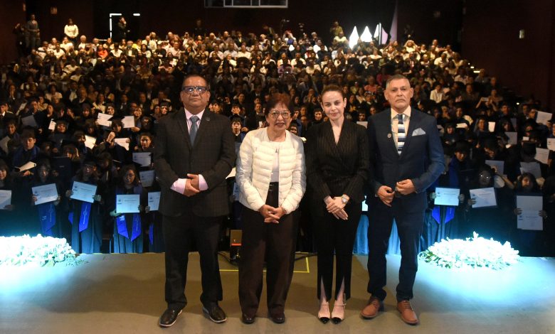 Rectora Lilia Cedillo Ramírez y autoridades del Bachillerato Internacional 5 de Mayo de la BUAP en ceremonia de graduación de la Generación 2023-2026, en el Teatro del CCU.