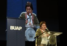 Rectora Lilia Cedillo Ramírez en el podio de la BUAP durante la ceremonia de graduación de la Facultad de Economía