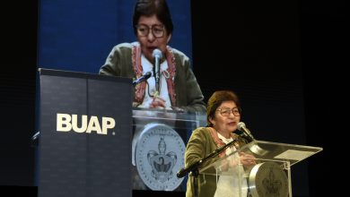 Rectora Lilia Cedillo Ramírez en el podio de la BUAP durante la ceremonia de graduación de la Facultad de Economía