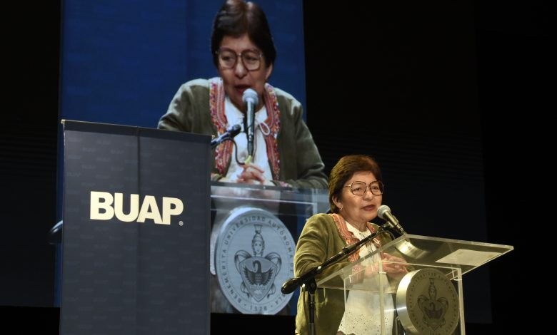 Rectora Lilia Cedillo Ramírez en el podio de la BUAP durante la ceremonia de graduación de la Facultad de Economía