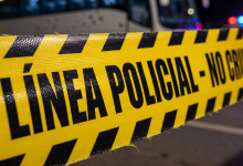 Cinta de línea policial amarilla y negra frente a un autobús de noche