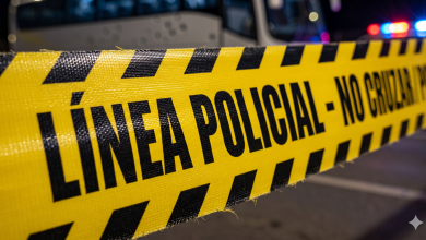 Cinta de línea policial amarilla y negra frente a un autobús de noche