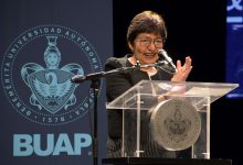 La rectora de la BUAP, Lilia Cedillo Ramírez, durante la ceremonia de graduación de la preparatoria 2 de Octubre de 1968, generación 2023-2026