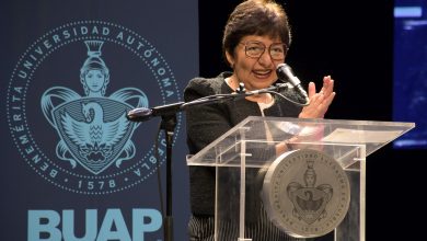 La rectora de la BUAP, Lilia Cedillo Ramírez, durante la ceremonia de graduación de la preparatoria 2 de Octubre de 1968, generación 2023-2026