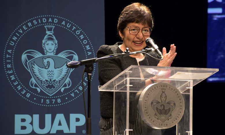 La rectora de la BUAP, Lilia Cedillo Ramírez, durante la ceremonia de graduación de la preparatoria 2 de Octubre de 1968, generación 2023-2026