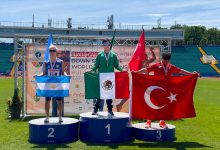 Kevin "La Bala" Palomares en el podio del Down Syndrome World Championship Bulgaria 2026, portando la bandera de México en primer lugar
