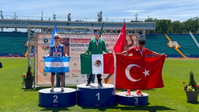 Kevin "La Bala" Palomares en el podio del Down Syndrome World Championship Bulgaria 2026, portando la bandera de México en primer lugar