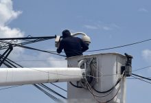 Personal naval retira cámara parásita en poste de Chignahuapan, Puebla