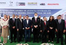 Funcionarios del Poder Judicial de Puebla, Gobierno del Estado, CONATRIB y Documenta posan en la presentación del Tablero Justicia Centrada en las Personas.