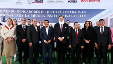 Funcionarios del Poder Judicial de Puebla, Gobierno del Estado, CONATRIB y Documenta posan en la presentación del Tablero Justicia Centrada en las Personas.