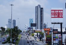 La imagen presenta una toma amplia y a nivel de calle de la Vía Atlixcáyotl.