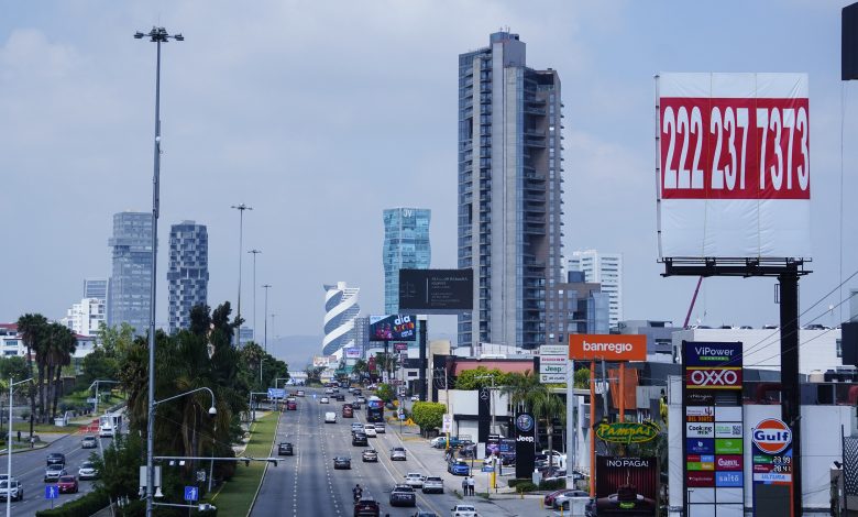 La imagen presenta una toma amplia y a nivel de calle de la Vía Atlixcáyotl.