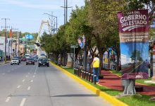 Vialidad rehabilitada en el Paseo de Campeonas y Campeones en Puebla, con señalización del Gobierno del Estado sobre construcción del parque lineal