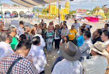 Reunión de regidores de Acatlán de Osorio con funcionarios de la Secretaría de Gobernación en la plaza principal del municipio