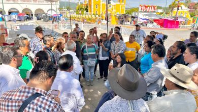 Reunión de regidores de Acatlán de Osorio con funcionarios de la Secretaría de Gobernación en la plaza principal del municipio