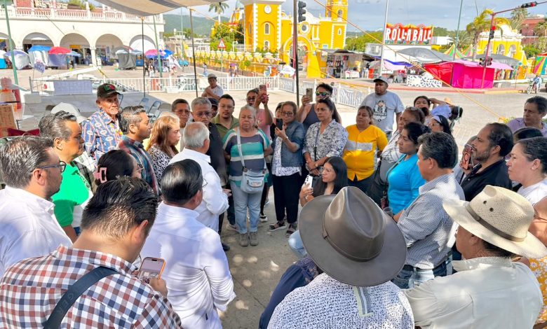 Reunión de regidores de Acatlán de Osorio con funcionarios de la Secretaría de Gobernación en la plaza principal del municipio