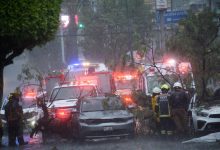 Elementos de Protección Civil y Rescate atienden árbol caído sobre vehículos durante lluvia intensa en Puebla