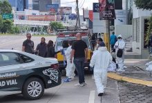Peritos con trajes blancos y vehículo de Movilidad de Puebla en Vía Atlixcáyotl durante peritaje del caso Tirador Atlixcáyotl