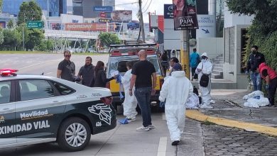 Peritos con trajes blancos y vehículo de Movilidad de Puebla en Vía Atlixcáyotl durante peritaje del caso Tirador Atlixcáyotl