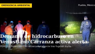 Personal de Protección Civil y de PEMEX, con casco y uniforme de seguridad, inspeccionan de noche la zona de un derrame de hidrocarburo en Venustiano Carranza, Puebla.