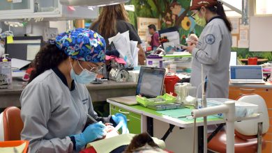 Personal de la Clínica Pediátrica de la Facultad de Estomatología de la BUAP durante la atención odontológica a un paciente menor de edad.