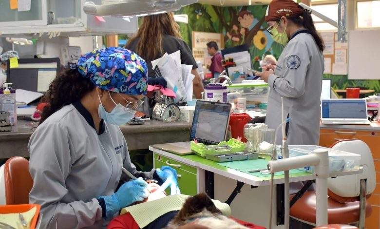 Personal de la Clínica Pediátrica de la Facultad de Estomatología de la BUAP durante la atención odontológica a un paciente menor de edad.